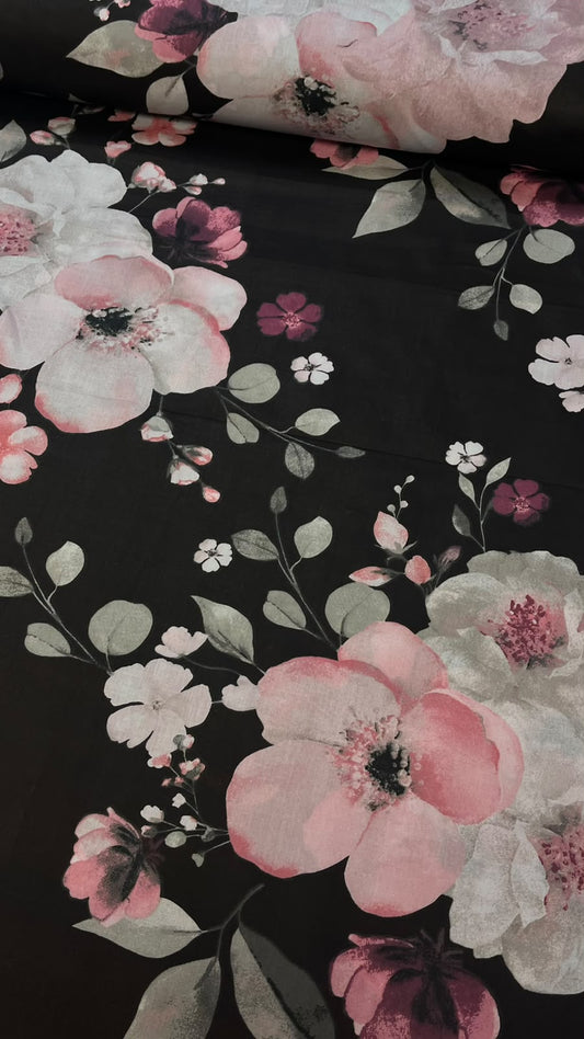 Tissu 100 % coton à fleurs de cerisier sur fond noir – disponible en ligne chez Šarlotes audumi