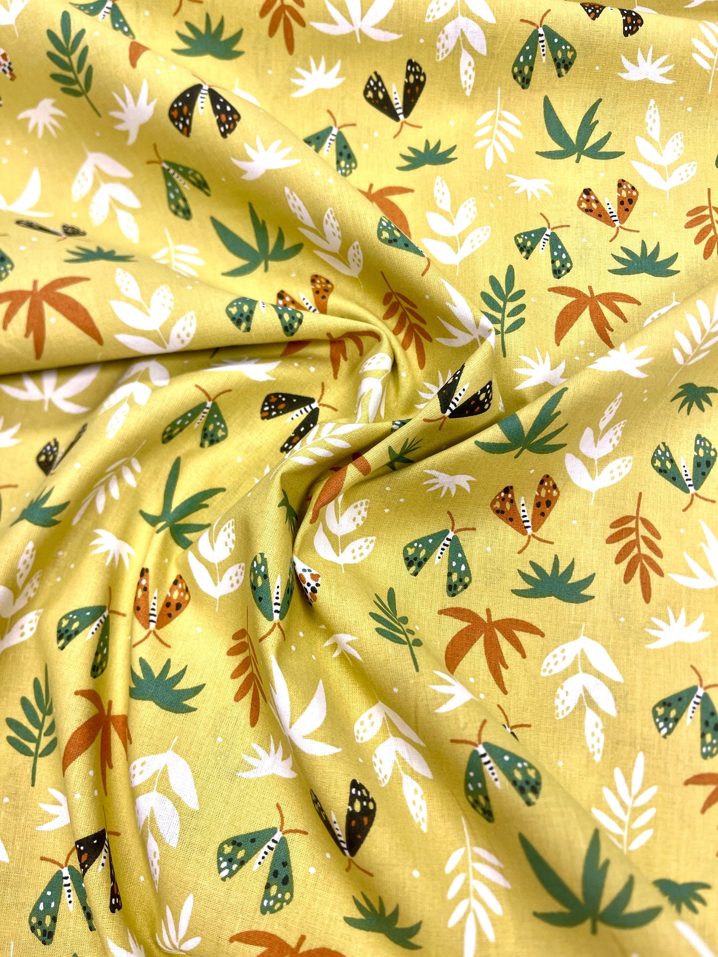 Image de tissu 100 % coton - feuilles sur fond jaune-vert 125 g/m² – disponible chez Šarlotes audumi