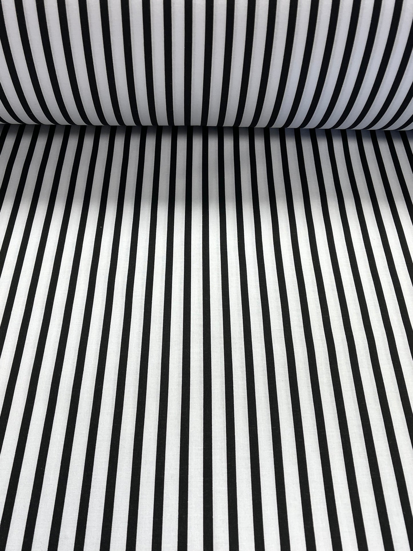 Tissu 100 % coton - lignes noires et blanches 125 g/m²