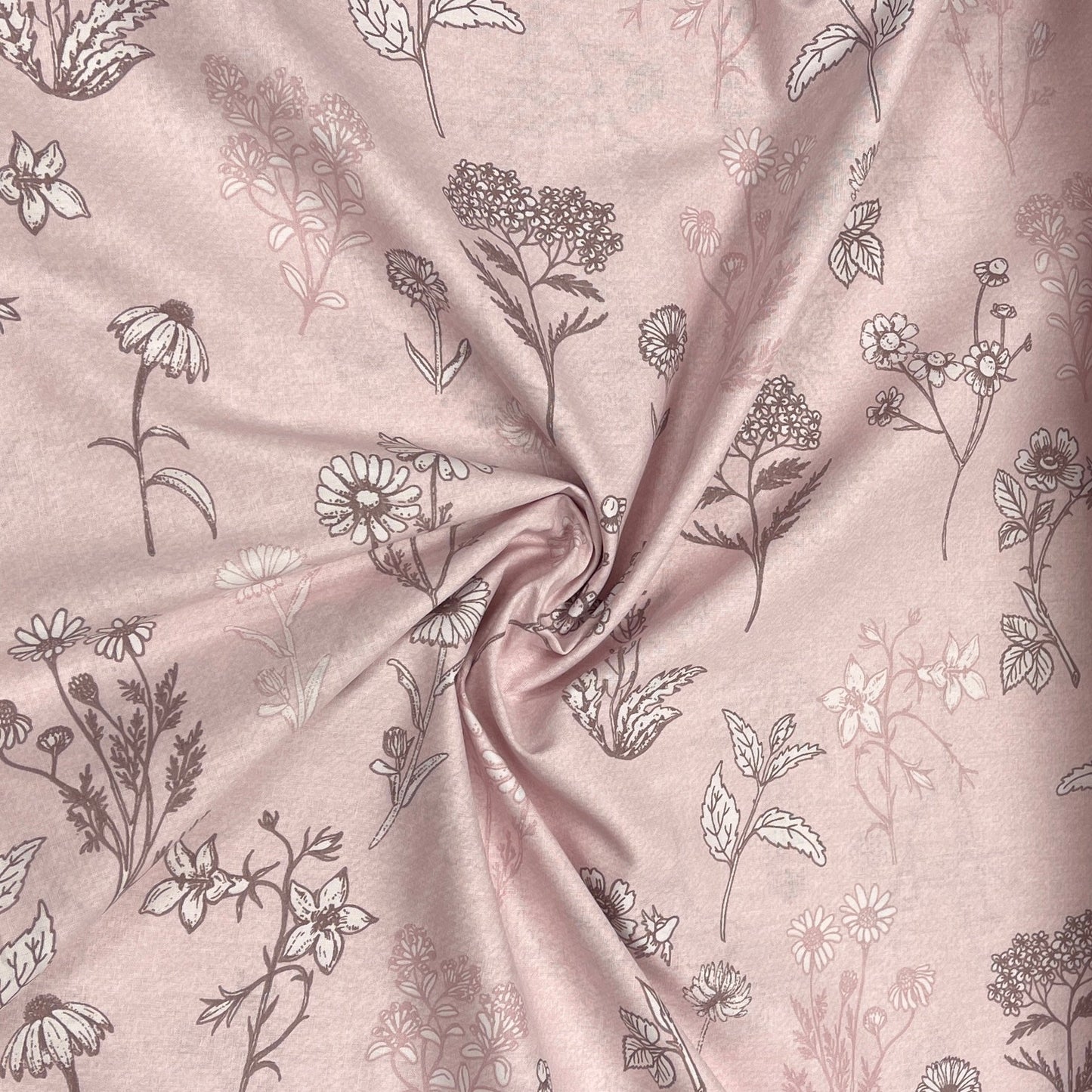 Tissu 100 % coton - prairie d’achillées sur fond rose poudré 220 cm 146 g/m²