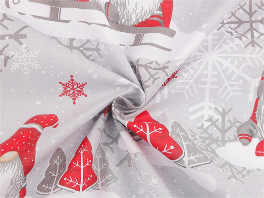 Image d’un tissu 100 % coton avec un lutin au bonnet rouge – disponible en ligne chez Šarlotes audumi