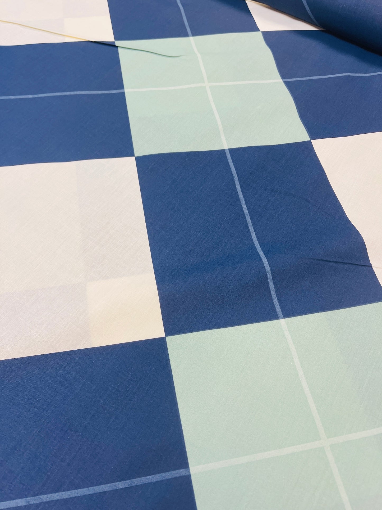 Attēls ar 100% Kokvilnas audums - rūtis 220cm 146 g/m² – pieejams Šarlotes audumi