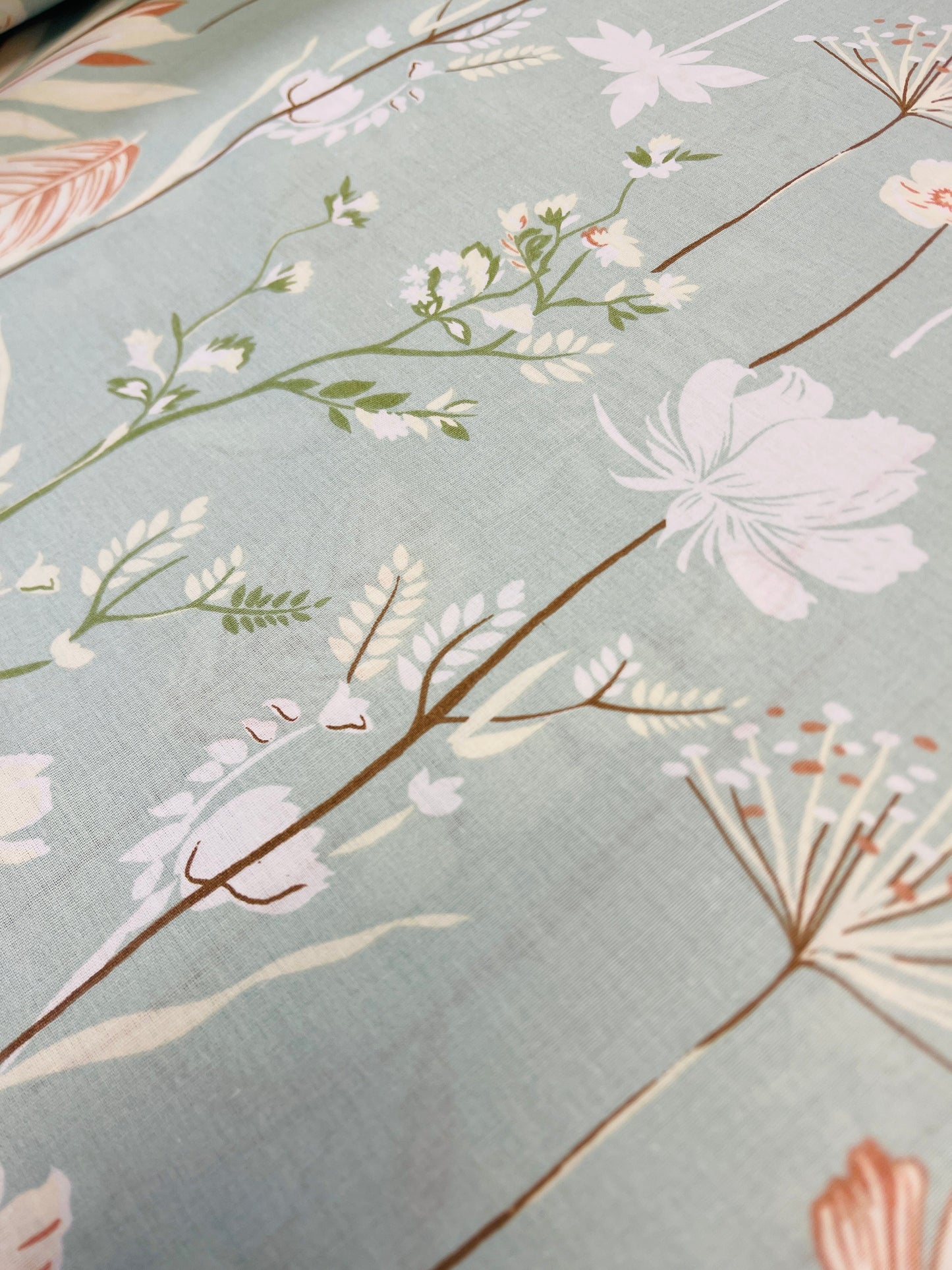 100 % tissu en coton - fleurs sur fond vert menthe doux 220 cm 146 g/m²