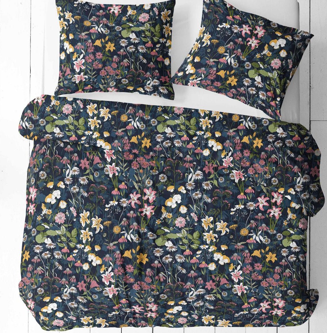 Image en tissu 100 % coton à fleurs sur fond sombre – disponible en ligne chez Šarlotes audumi