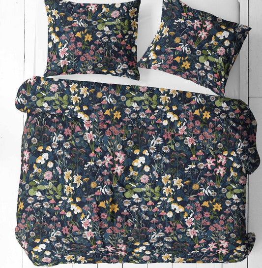 Bild mit 100 % Baumwollstoff mit Blumen auf dunklem Hintergrund – online erhältlich bei Šarlotes audumi