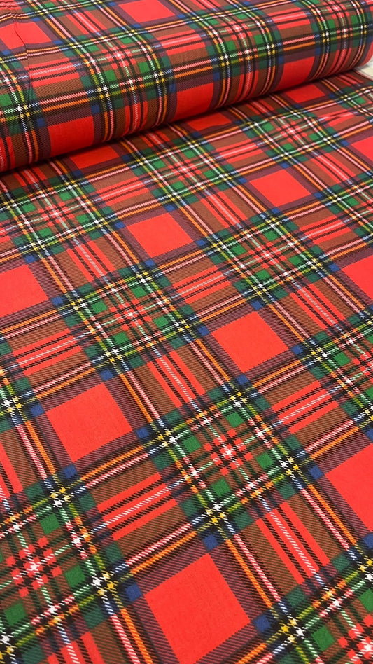 Image avec tissu 100 % coton à carreaux rouges de Noël – disponible en ligne chez Tissus Charlotte