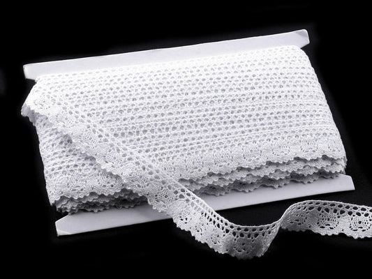 Attēls ar 100% Kokvilnas mežģīne 2,5 cm - balta – pieejams Šarlotes audumi