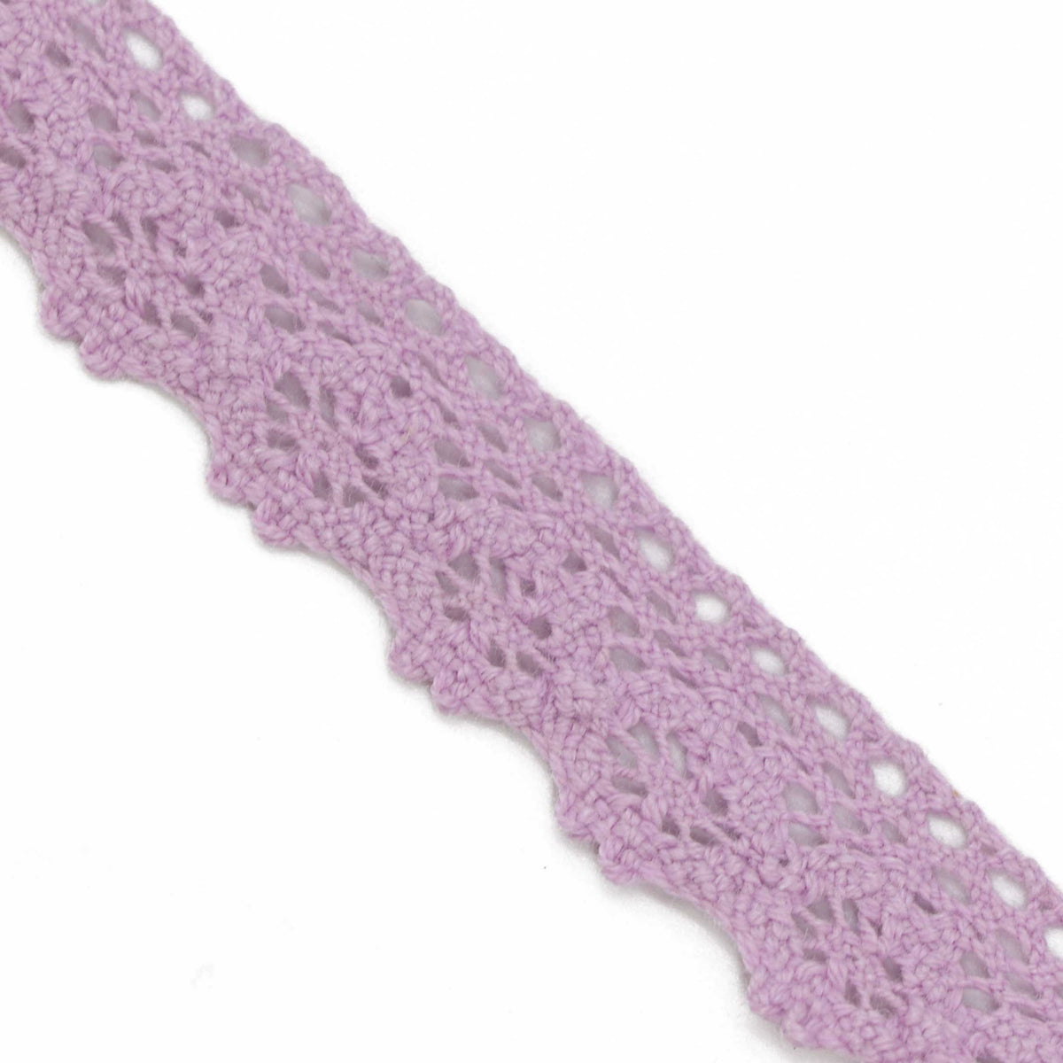 Image avec ruban de dentelle 100 % coton, lilas – 1,5 cm – disponible en ligne chez Šarlotes audumi