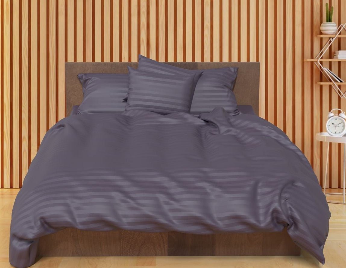 Image de satin 100 % coton à rayures gris-violet, 220 cm – disponible en ligne chez Šarlotes audumi
