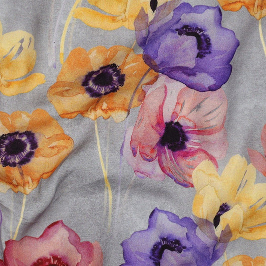 Image avec tissu 100 % viscose - coquelicots colorés sur fond gris 135 g/m² – disponible chez Šarlotes audumi