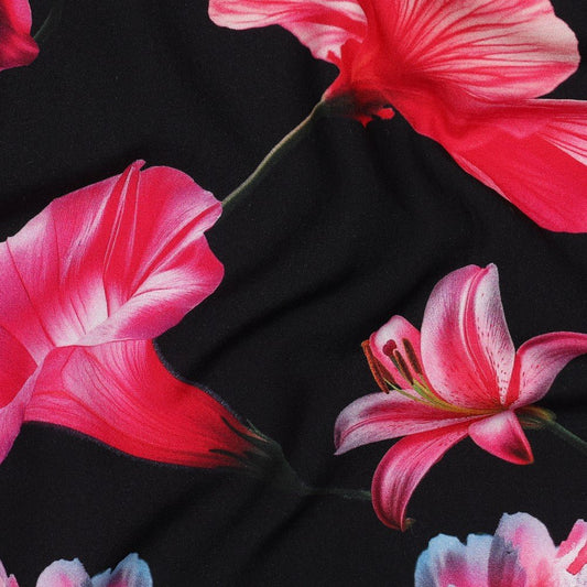 Tissu 100 % viscose - fleurs roses sur fond noir 110 g/m²