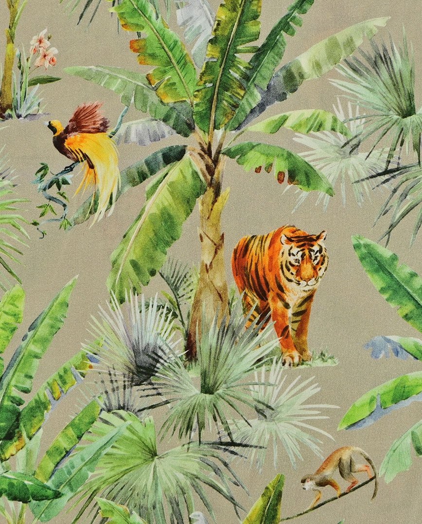 Image d’un tissu 100 % viscose, paradis tropical – disponible en ligne chez Šarlotes audumi