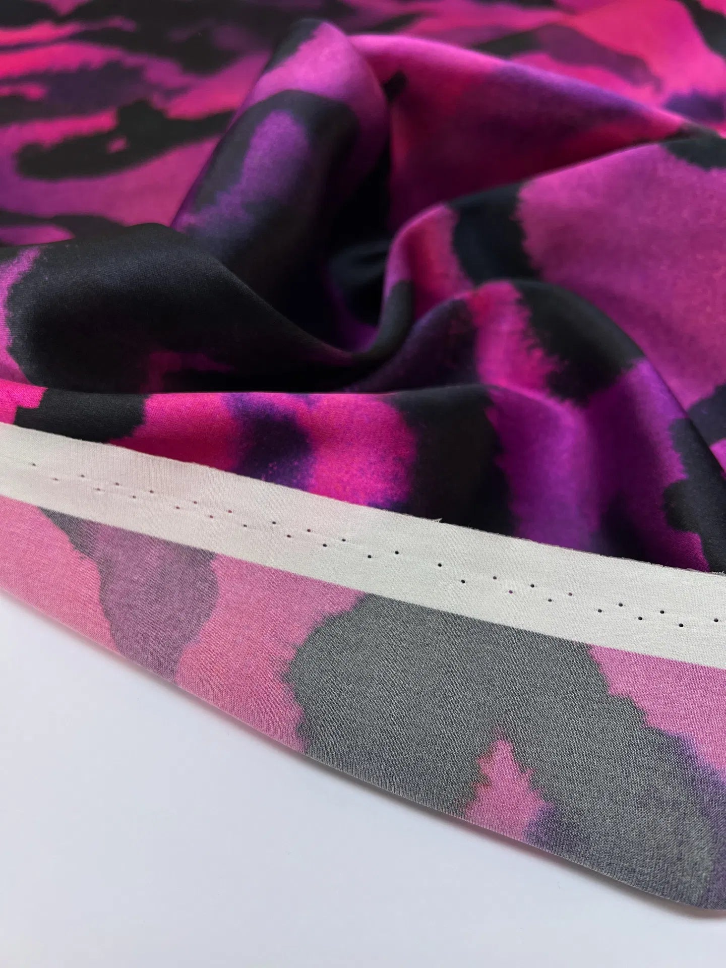 100 % satin de soie - motif animal sur fond fuchsia 80 g/m²