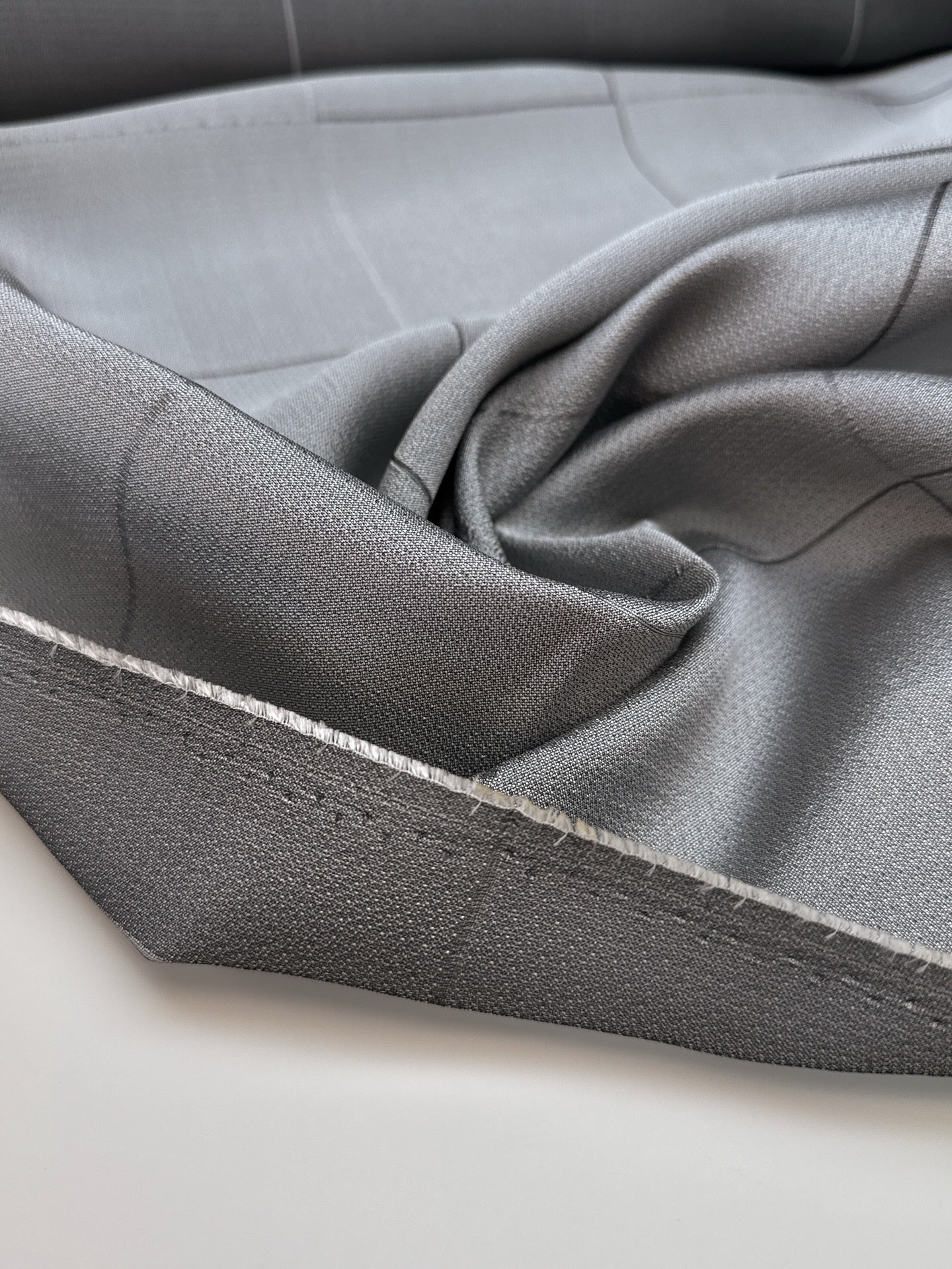 Italienischer Viskose- und Seidenstoff mit grauem Karomuster – 120 g/m²
