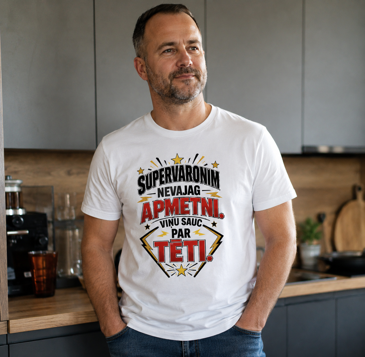 Organiskās kokvilnas T-krekls "Supervaronim nevajag apmetni. Viņu sauc par tēti."