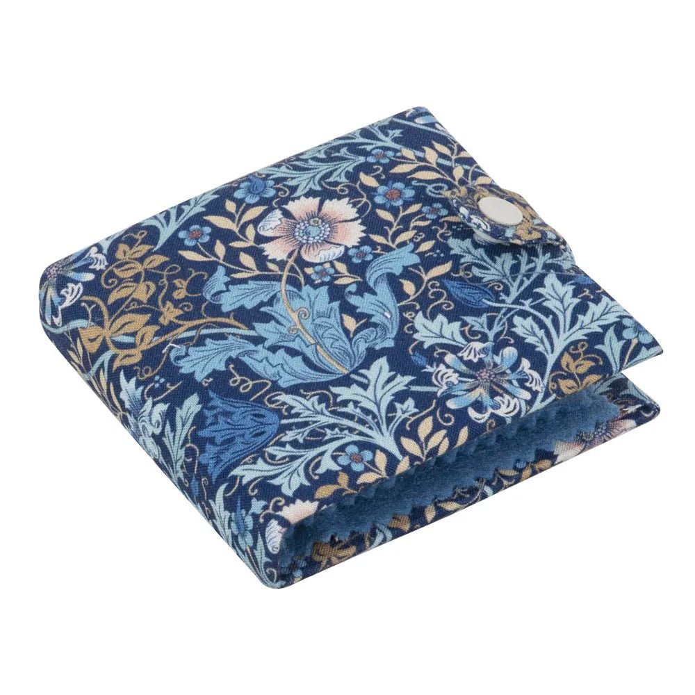 Image d’un étui à aiguilles et ciseaux à motif floral Hobby Gift – disponible chez Šarlotes audumi
