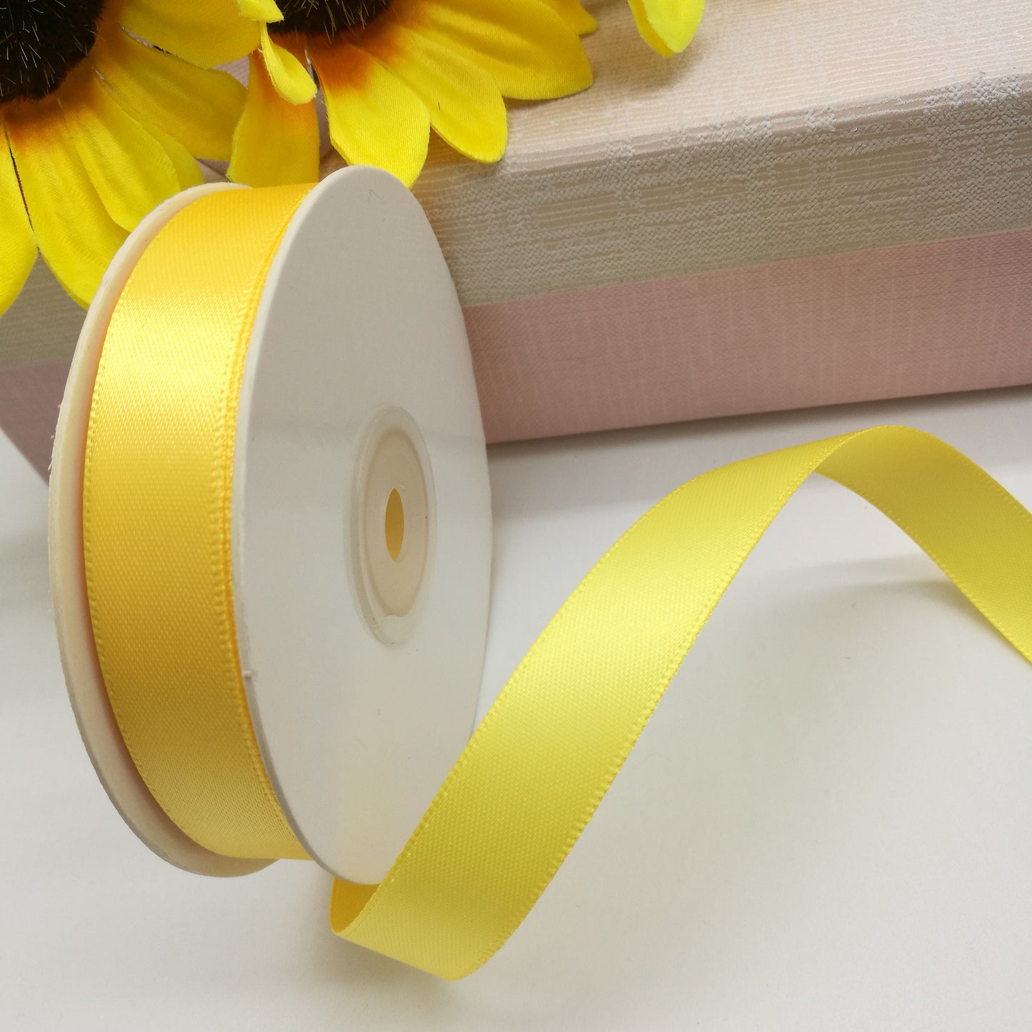 Ruban de satin jaune citron 38 mm (lot de 25 m)