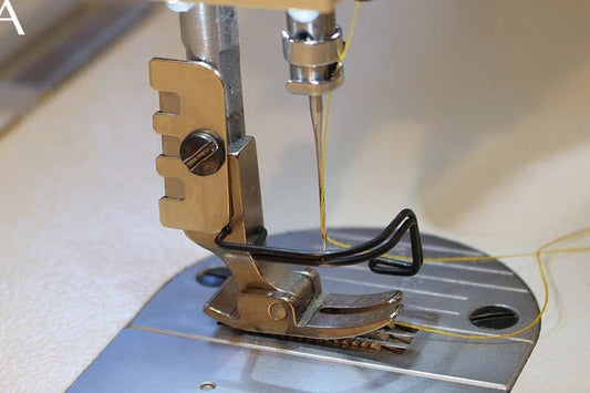 Image d’un coupe-fil pour machine à coudre industrielle – 12 × 28 mm – disponible en ligne chez Šarlotes audumi