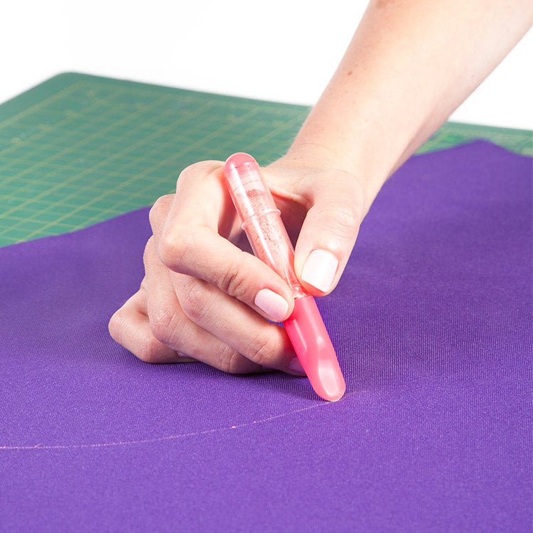 Stylo craie rouge de tailleur-couturier à roulette