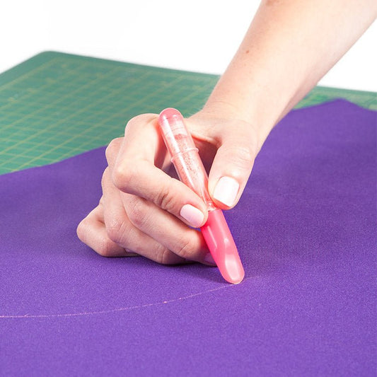 Stylo craie rouge de tailleur-couturier à roulette