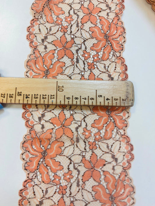 Image avec dentelle élastique 14 cm-fleurs orange et fond beige – disponible en ligne chez Tissus Charlotte