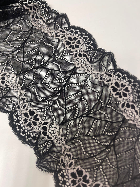 Image de dentelle élastique 18 cm noire avec fleurs blanches – disponible en ligne Šarlotes audumi