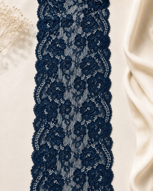 Image de dentelle élastique 18 cm bleu marine – disponible en ligne chez Šarlotes audumi
