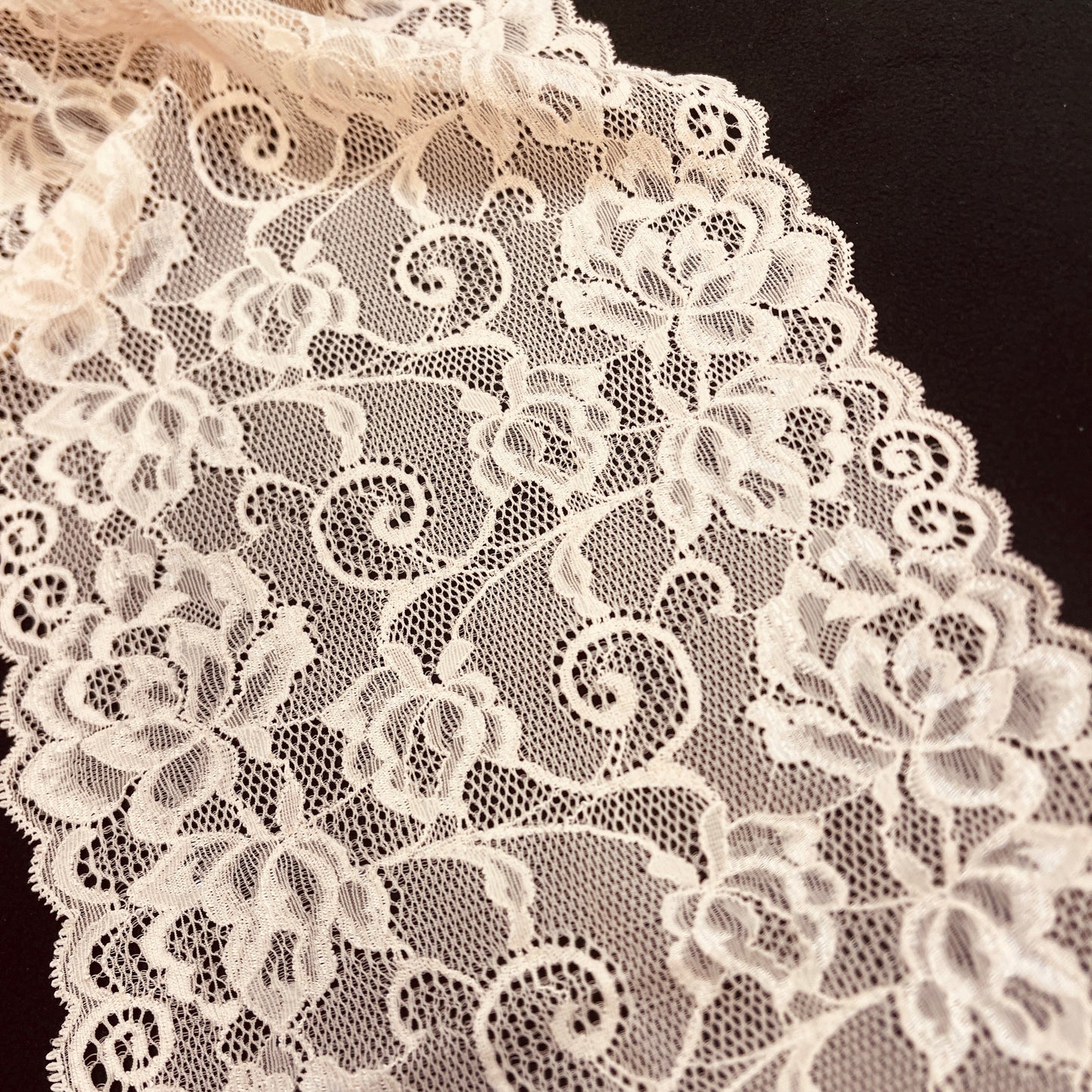 Image of elastic lace 20 cm - crème brûlée – available at Šarlotes audumi