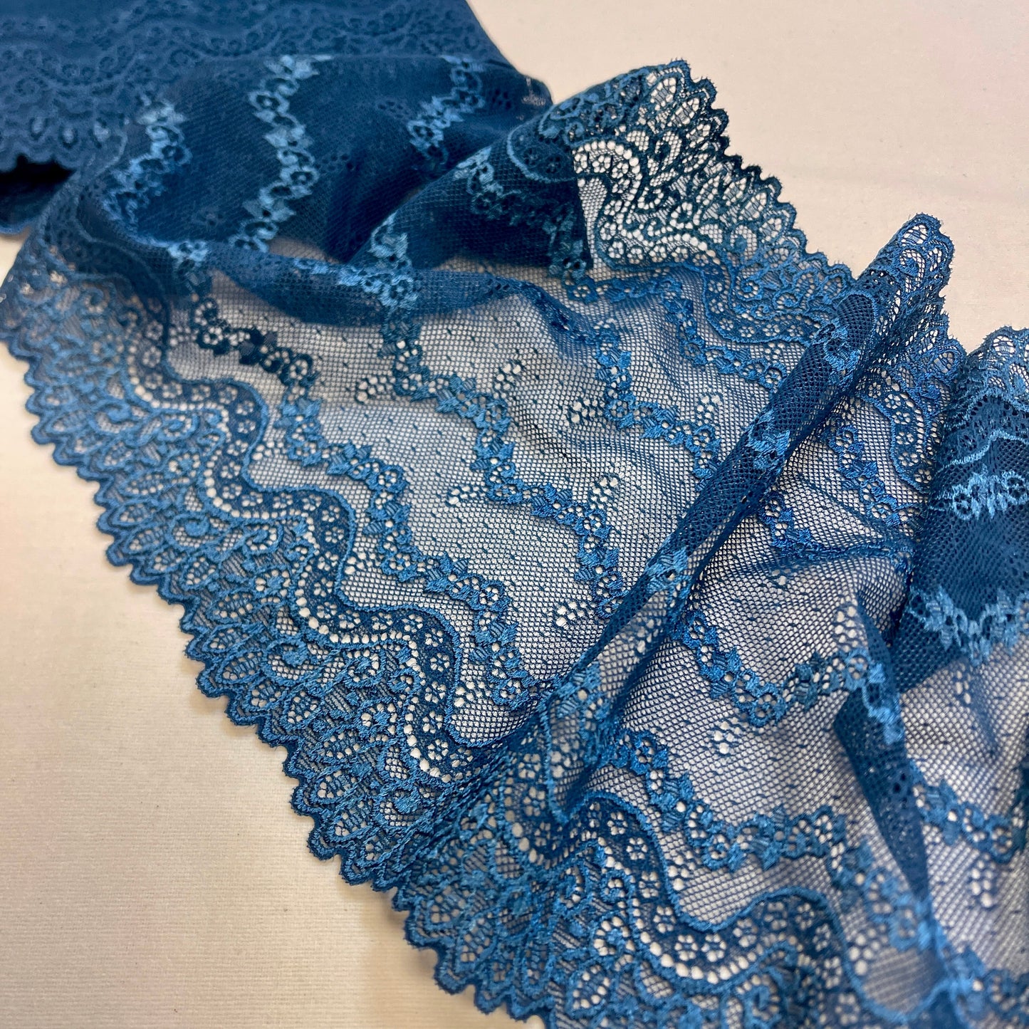 Image avec dentelle élastique 20 cm - bleu foncé – disponible chez Šarlotes audumi