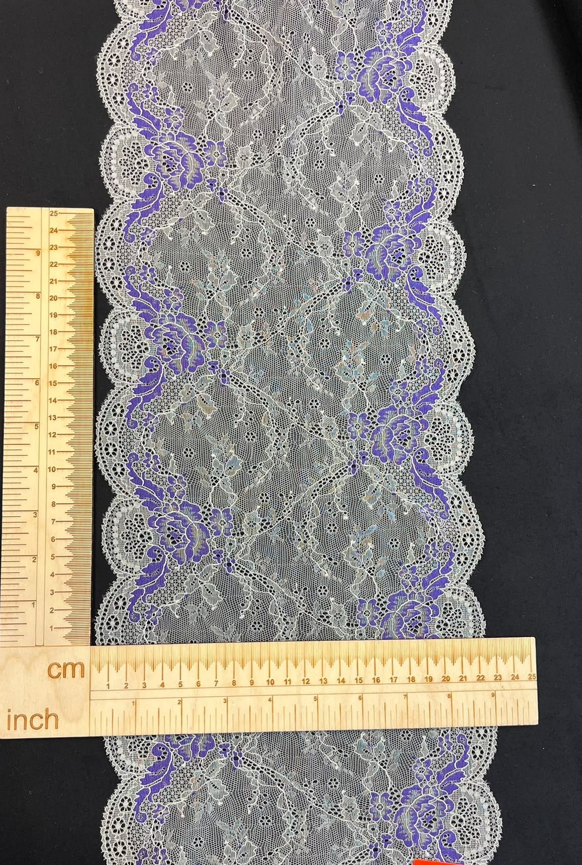 Attēls ar Elastīga smalka mežģīne 24 cm-pelēka ar violetiem akcentiem – pieejams internetā Šarlotes audumi