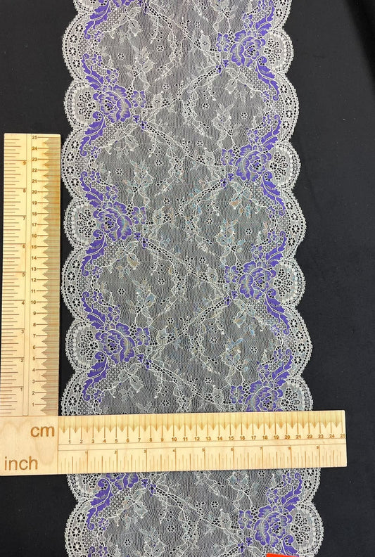 Image de dentelle fine élastique de 24 cm, grise avec des accents violets – disponible en ligne chez Šarlotes audumi