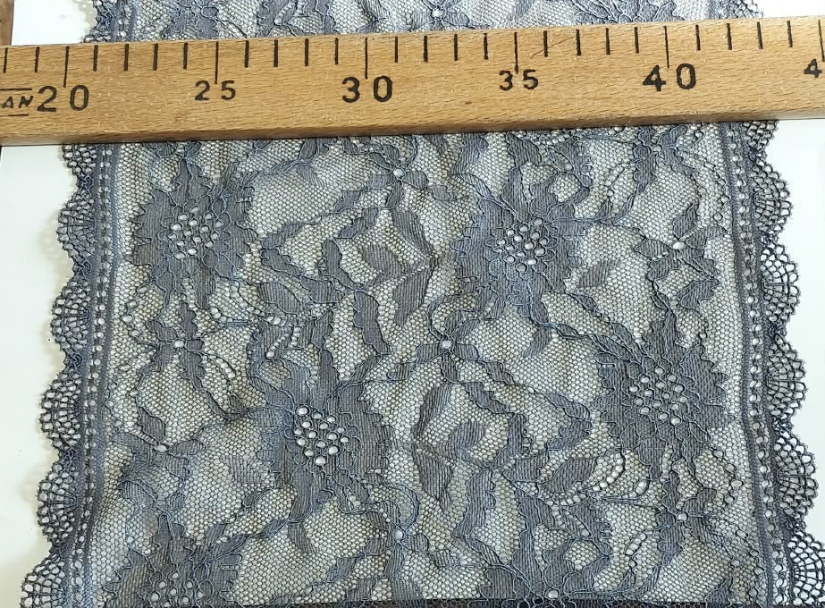 Image de dentelle fine et extensible, 24 cm, gris foncé – disponible en ligne chez Šarlotes audumi