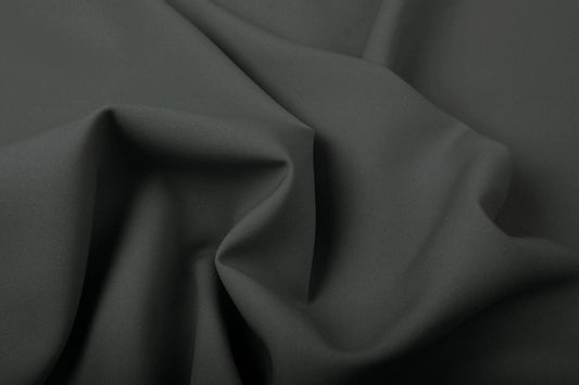 Image de gabardine gris foncé – disponible en ligne chez Šarlotes audumi