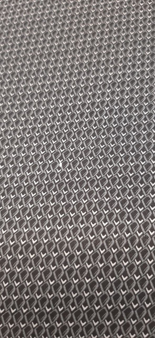 alt
Image of Italian-printed cotton poplin fabric – grey geometric pattern | 100% cotton | 100 g/m² | 147 cm – available at Šarlotes audumi