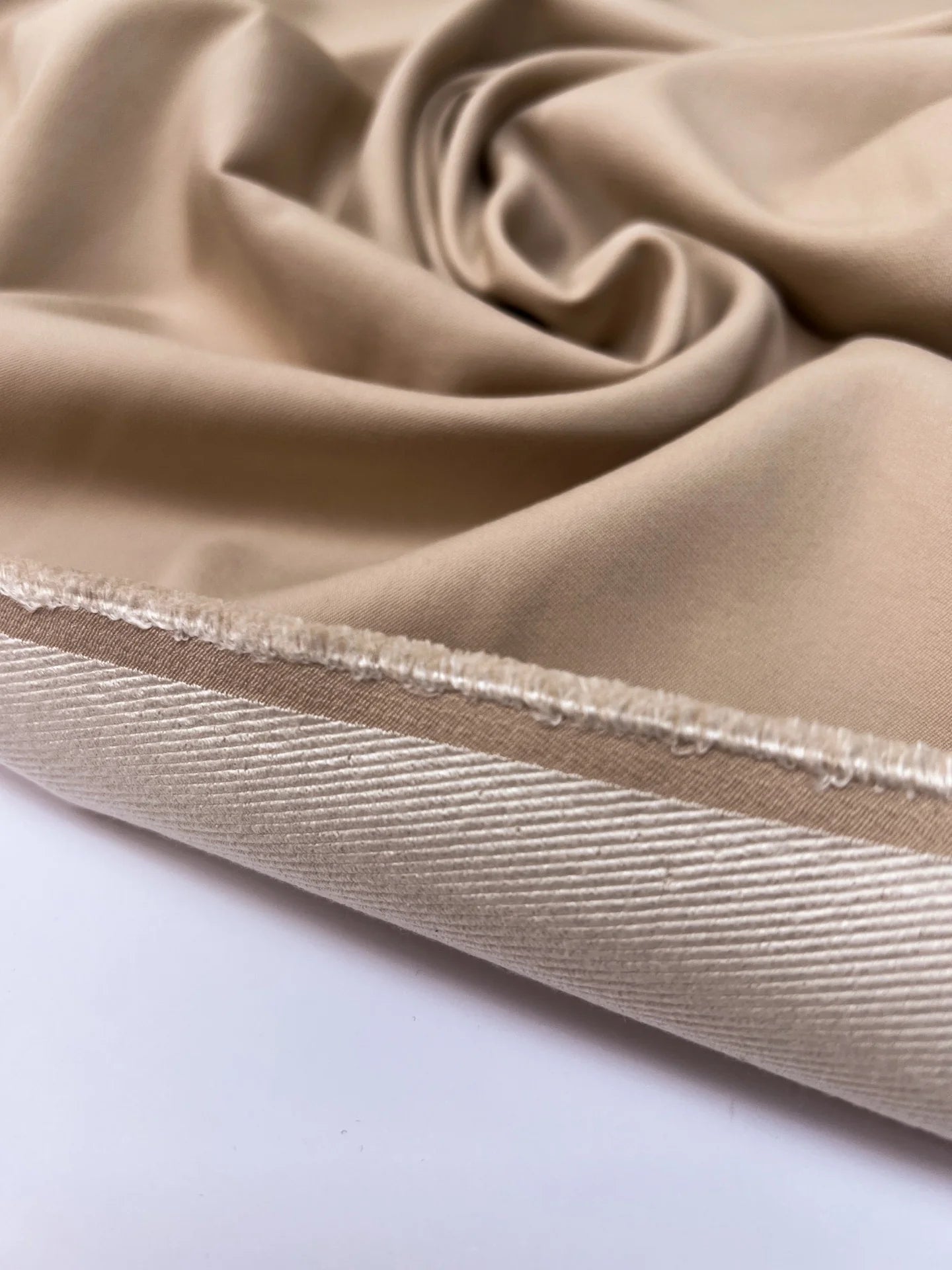 Image du tissu de costume en twill de viscose italien – beige | 49 % viscose, 40 % soie, 11 % polyamide | 220 g/m² | 147 cm – disponible chez Šarlotes audumi