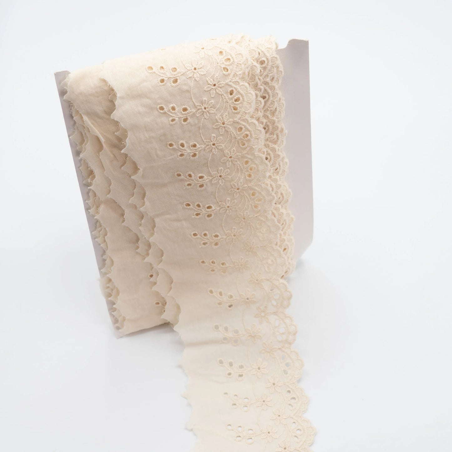 Image de dentelle de coton brodée 8 cm - crème – disponible chez Šarlotes audumi