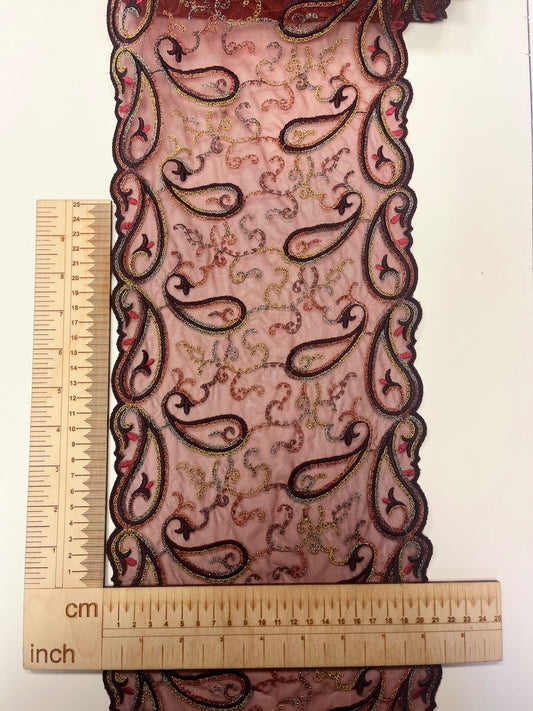 Image avec dentelle brodée 22 cm-rose foncé avec accents dorés – disponible en ligne chez Šarlotes audumi
