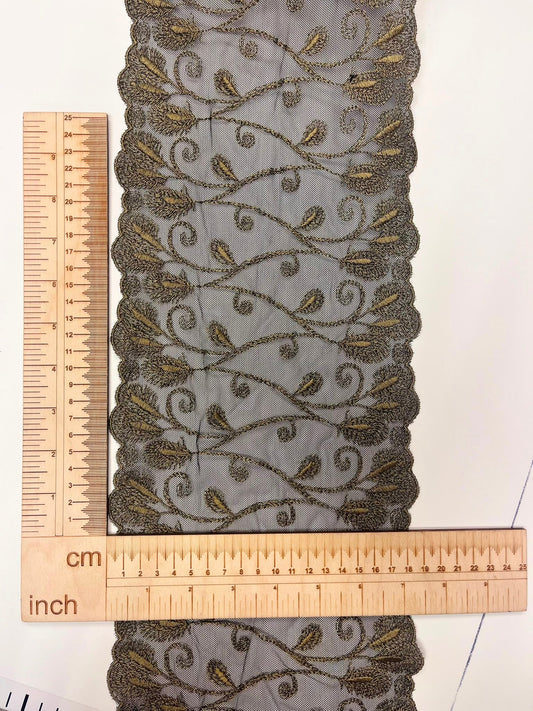 Image de dentelle brodée sur tulle 19 cm-noire avec accents dorés – disponible en ligne chez Šarlotes audumi