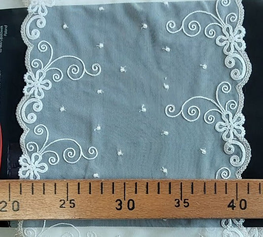 Image de dentelle brodée sur tulle, 20 cm, blanc lait avec des accents dorés – disponible en ligne chez Šarlotes audumi