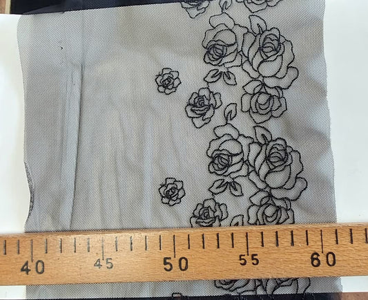 Image de dentelle brodée sur tulle, 25 cm de profondeur, noire – disponible en ligne chez Šarlotes audumi