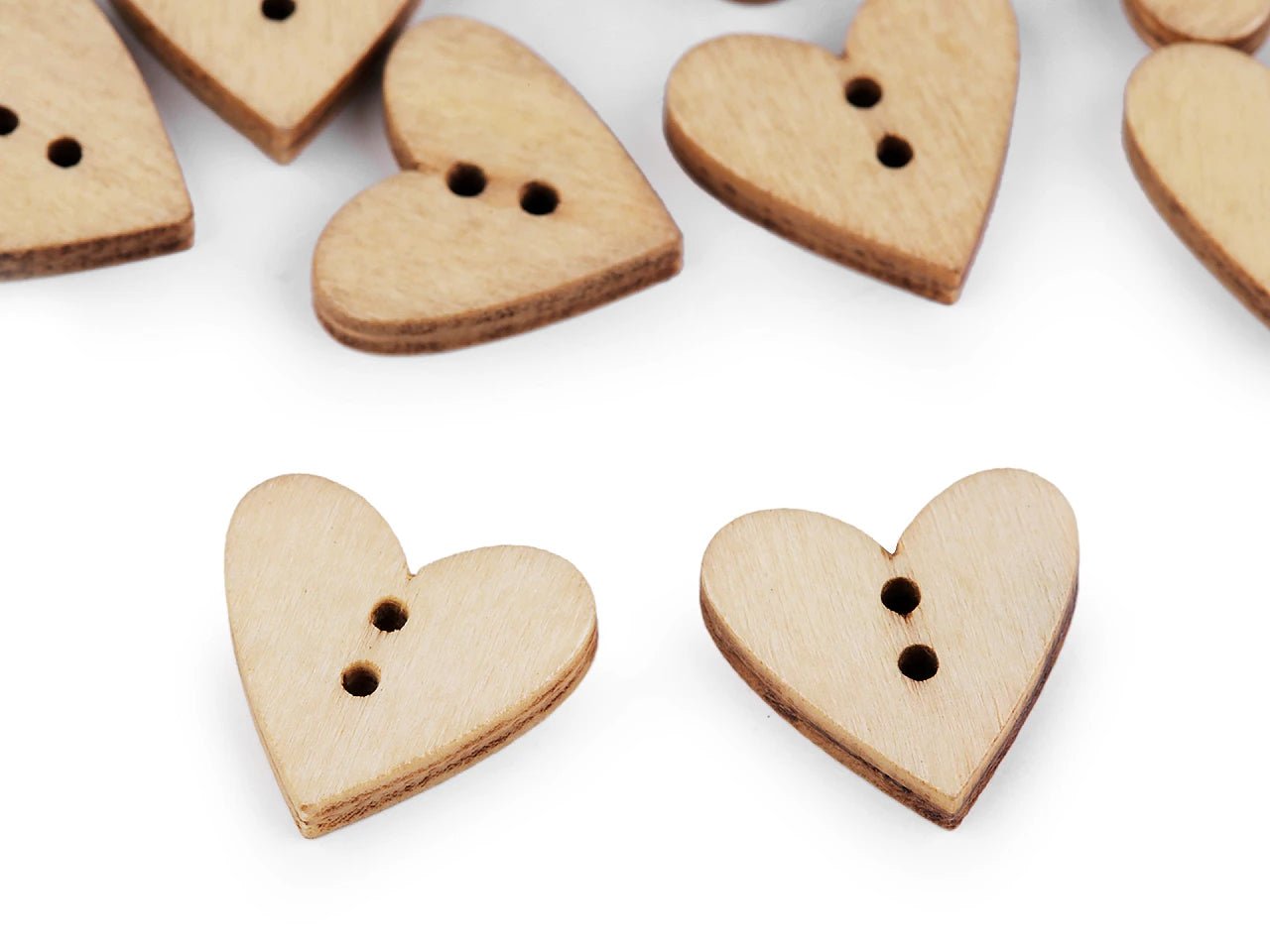 Image avec bouton en bois 18 x 19 mm - cœur | de différentes teintes – disponible chez Šarlotes audumi