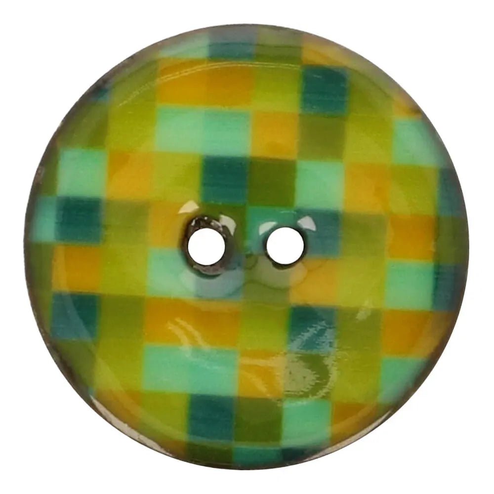 Image d’un bouton en noix de coco 20 mm - petits carrés vert et jaune – disponible chez Tissus Charlotte