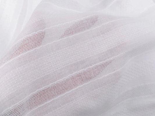 Image du tissu de rideau en coton 105 g/m² – disponible chez Šarlotes audumi