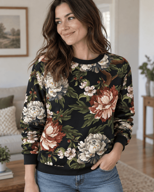 Image de jersey bouclé en coton, pivoines sur fond noir – disponible en ligne chez Šarlotes audumi