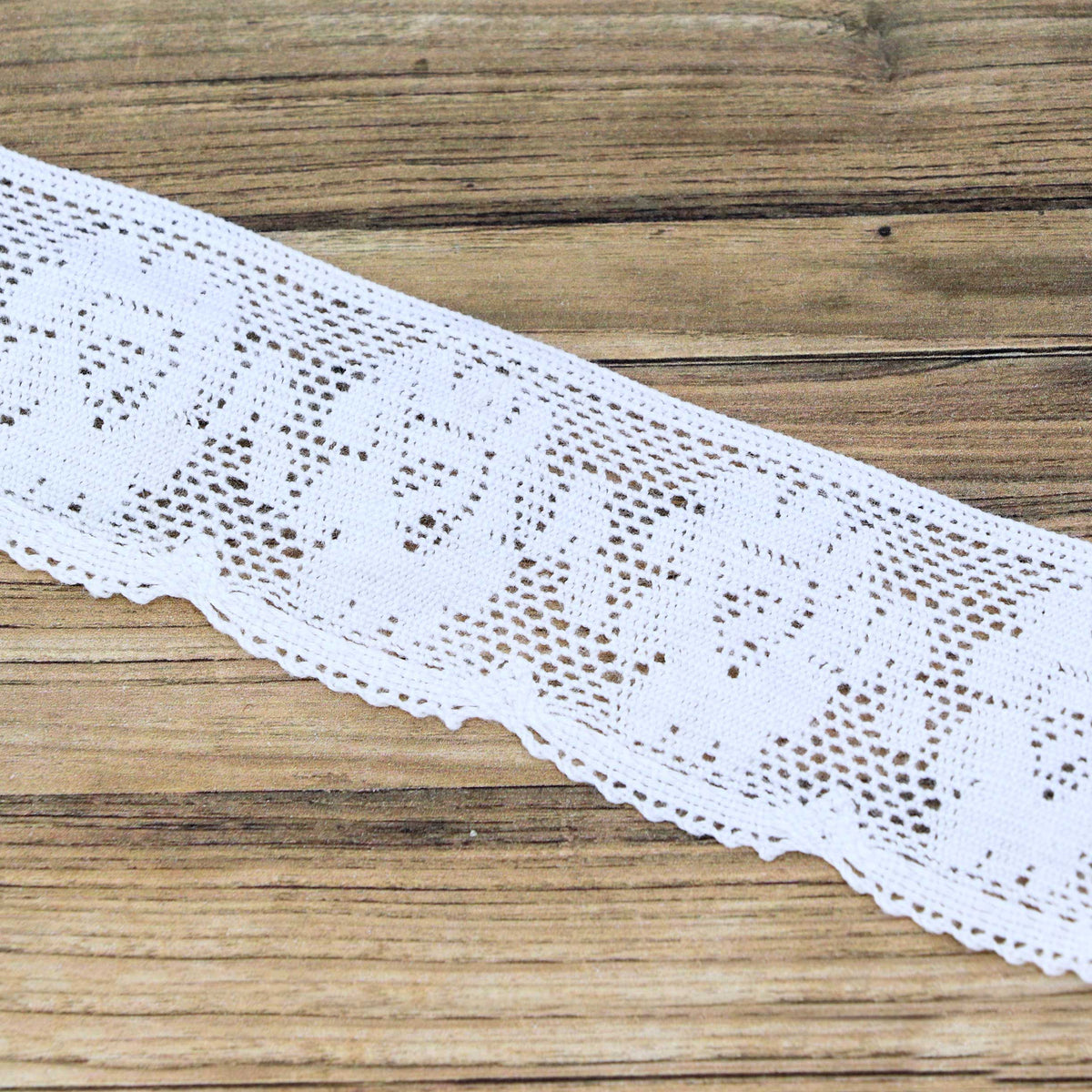 Image avec ruban en dentelle de coton, fleurs blanches – 3,5 cm – disponible en ligne chez Šarlotes audumi