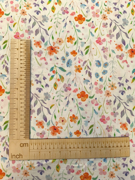 Coton mousseline à fleurs des prés – disponible en ligne chez Šarlotes audumi