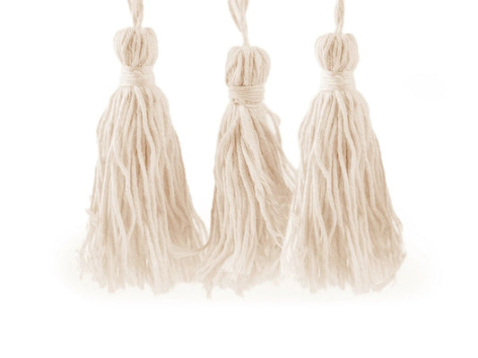 Image d’un pompon en coton 12.5 cm (tassel) – disponible chez Šarlotes audumi