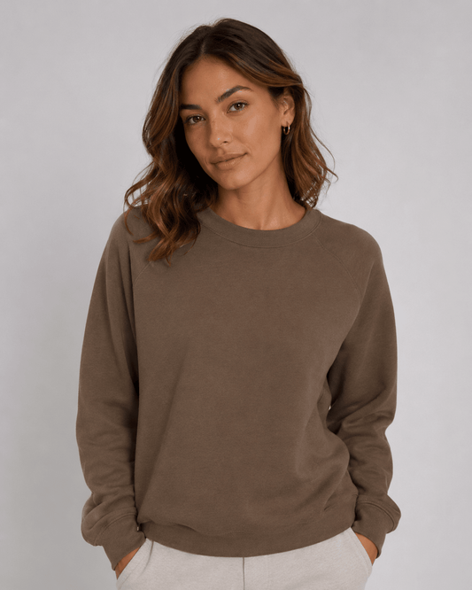 Image de jersey matelassé en coton – brun noyer, disponible en ligne chez Šarlotes audumi