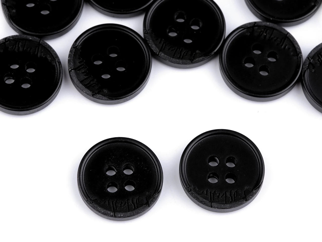 Bild mit schwarzgrauen Anzugknöpfen mit 4 Löchern – 15 mm-25 mm – online erhältlich bei Šarlotes audumi