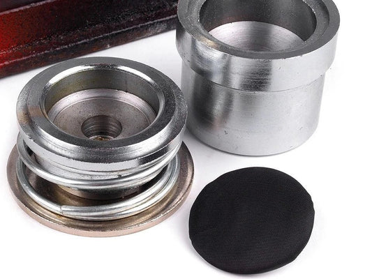 Image de boutons métalliques à recouvrir soi-même | 38 mm – disponible en ligne chez Šarlotes audumi
